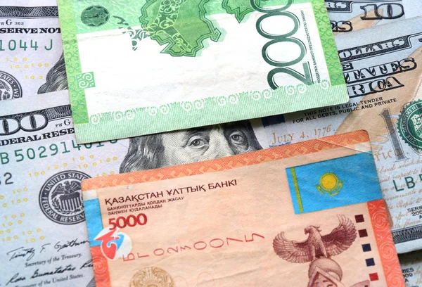 Банкноты Казахстанских Тенге Долларов Макрофон Банковской Девальвации Обменном Курсе Тенге — стоковое фото