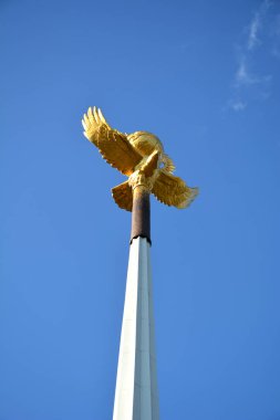 Altın kartal ve açık mavi gökyüzü - altın güneş Kazakistan sembolleri