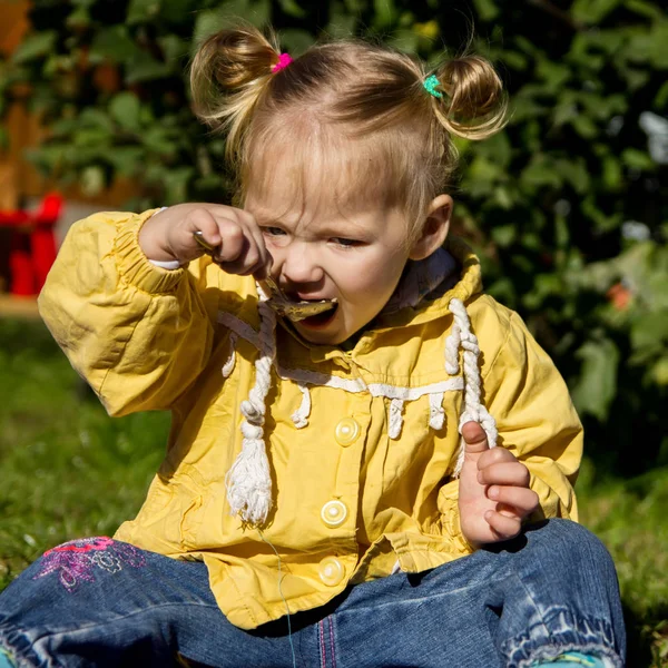 Petite Fille Est Assis Sur Herbe Manger Porridge — Photo