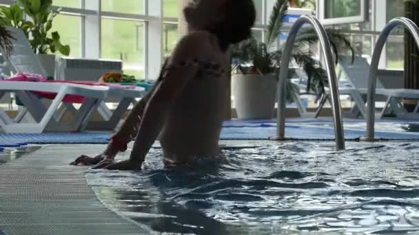 Забавная маленькая девочка плавает в аквапарке. замедленное движение — стоковое видео
