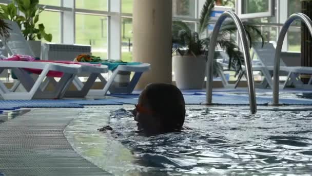 Diversão engraçada menina emerge da água azul-turquesa na piscina. câmara lenta — Vídeo de Stock