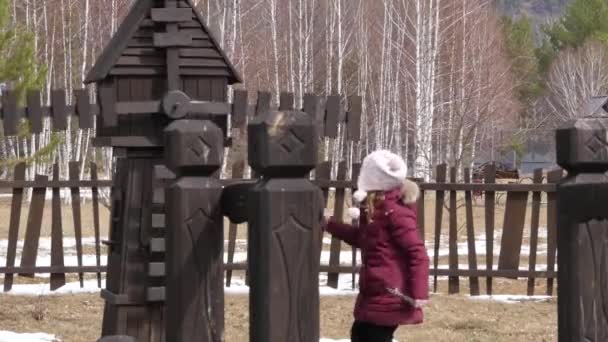 Fille sur une promenade tourne la roue du moulin. Mouvement lent 