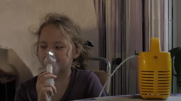 Niña enferma se inhala con nebulizador en casa. cámara lenta — Vídeos de Stock