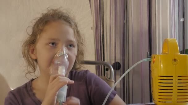 Chora dziewczyna jest inhalacji z nebulizatora w domu. 4k — Wideo stockowe
