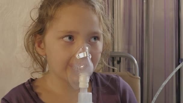 Niña enferma se inhala con nebulizador en casa. 4k — Vídeo de stock