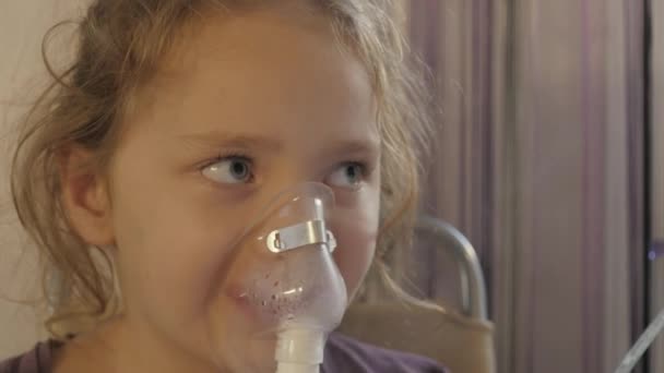 Tosse menina é inalada com nebulizador. 4k — Vídeo de Stock