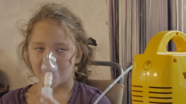 Toser chica se inhala con nebulizador. 4k — Vídeos de Stock
