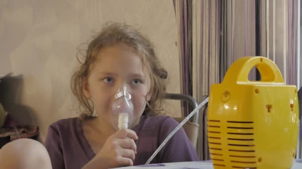 Ein kleines, kaltes Kind wird zu Hause inhaliert. 4k — Stockvideo