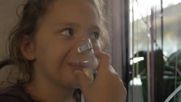 Meisje wordt behandeld voor een verkoudheid. Slow motion — Stockvideo
