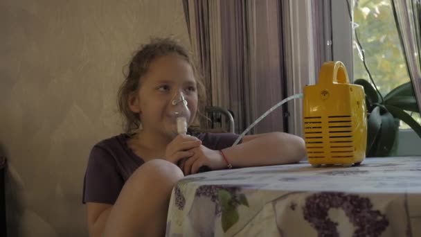 Een ziek meisje wordt geïnhaleerd van een virale infectie. Slow motion — Stockvideo