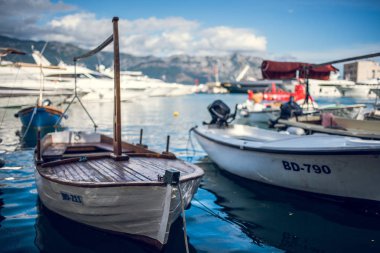 Bağlantı noktası, Budva içinde Karadağ demirli gemiler