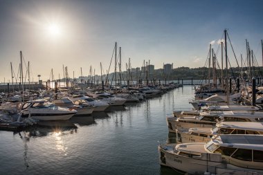 Yelkenli harbor, birçok güzel Yelkenli Yatlar liman, modern su taşıma, yaz aylarında tatil, lüks yaşam tarzı ve zenginlik kavram içinde demirleyen
