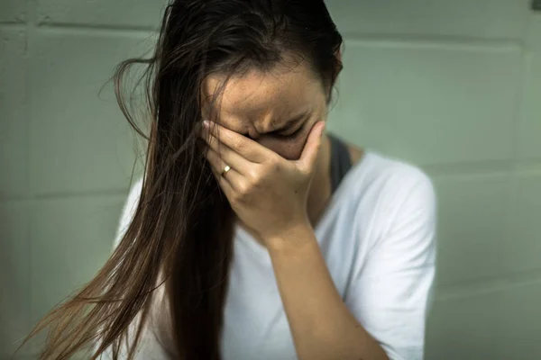 Ağlayan Yüzünü Elleri Kaplayan Depresif Üzgün Kadın — Stok fotoğraf