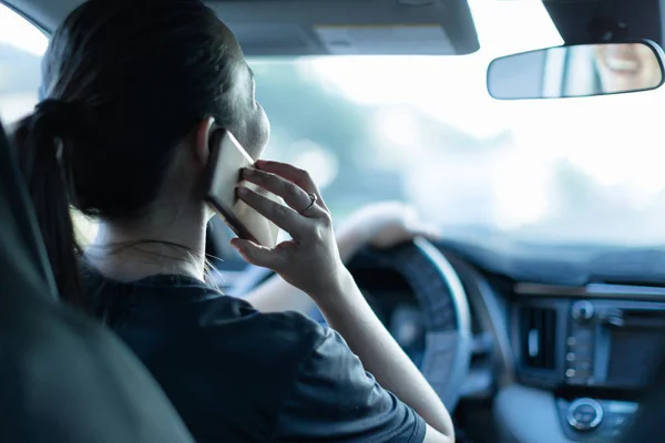 Parlais Téléphone Conduisant Textos Conduite Conducteur Distrait Volant — Photo