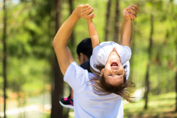 Çocuk ve ebeveyn park aile zaman.