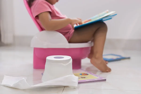 Entraînement Tout Petit Pot Lire Des Livres Sur Les Toilettes — Photo