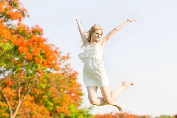 Eine Schöne Blonde Frau Einem Weißen Kleid Die Vor Freude — Stockfoto