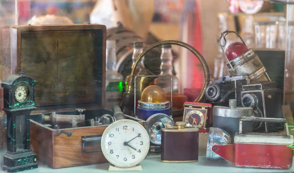 Una Exhibición Objetos Baratijas Interesantes Anticuados Una Casa Empeños —  Fotos de Stock