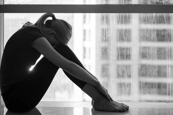 Depresif Üzgün Kadın Evde Pencere Önünde Ağlıyor Siyah Beyaz — Stok fotoğraf