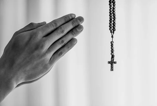 El ele tutusun dua bir kilise ve tespih kullanarak