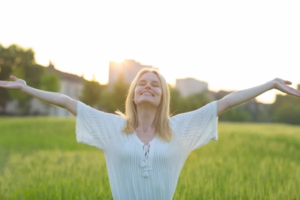 Eine Glückliche Schöne Frau Die Den Sommerlichen Sonnenuntergang Auf Einer — Stockfoto