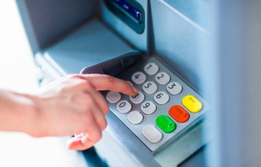 Bir para atm makinesinde düğmelere basarak Yardım closeup.