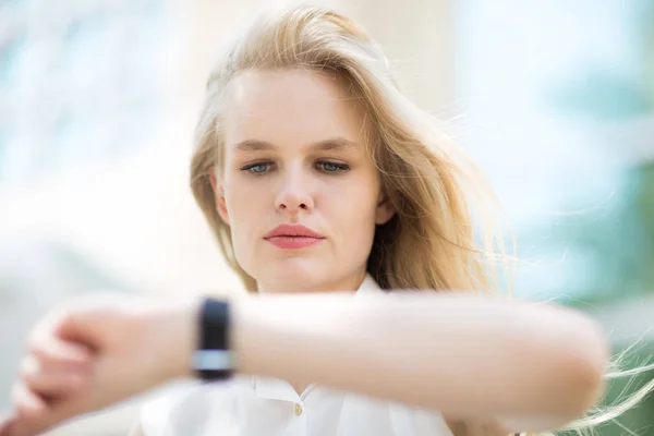 Junge Geschäftsfrau Kontrolliert Die Uhrzeit Auf Ihrer Uhr — Stockfoto