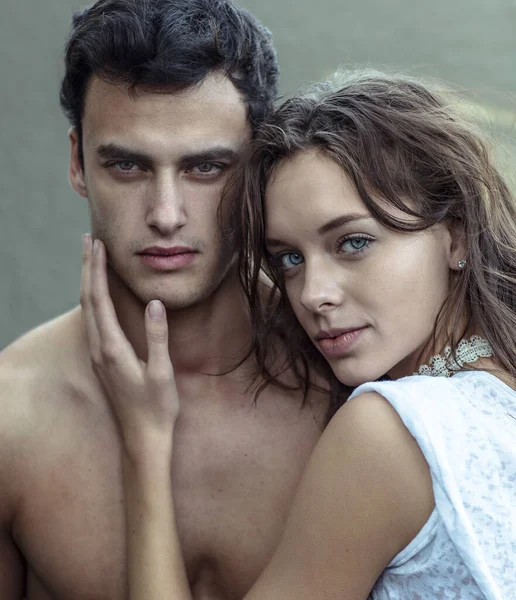 Tutkuyla bakan samimi erkek ve kadın model çift. Seksi güzellik portresi.