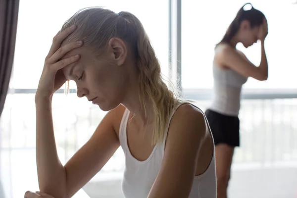 Duas Mulheres Jovens Tristes Sentem Infelizes Chateadas Depois Uma Discussão — Fotografia de Stock