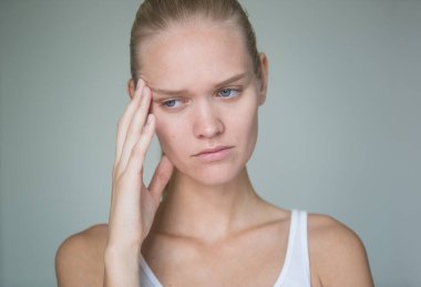 Üzgün ve endişeli hisseden genç bir kadın. İzole edilmiş yakın çekim portresi. Depresyon ve umutsuzluk.
