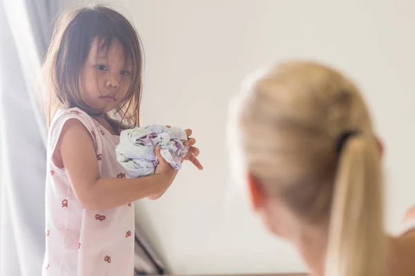 Unordentlich Kleine Asiatische Mädchen Lernen Ordnung Indem Sie Ihre Schmutzige Stockbild