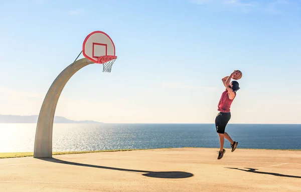 Basketbalspeler Die Bal Naar Basket Schiet Een Prachtig Buitenveld Met — Stockfoto