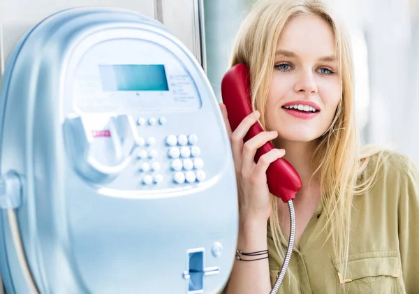 Großaufnahme Einer Schönen Jungen Blonden Frau Die Einem Öffentlichen Telefon — Stockfoto