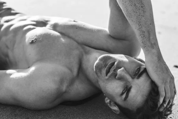 Sexy Pohledný Mladý Muž Ležící Bez Trička Pláži Písku Černobílý — Stock fotografie