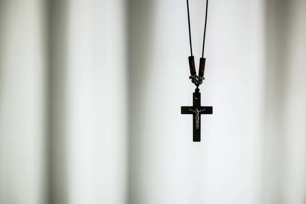 Christlicher Anhänger Mit Einem Aufgehängten Kruzifixkreuz Schwarz Weiße Nahaufnahme lizenzfreie Stockfotos