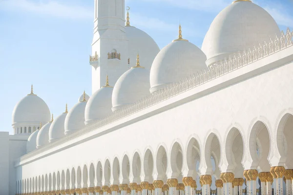 Abu Dabi 'deki Şeyh Zayed Büyük Camii, Birleşik Arap Emirlikleri' nin başkenti. Turizm, mimari ve simgeler.
