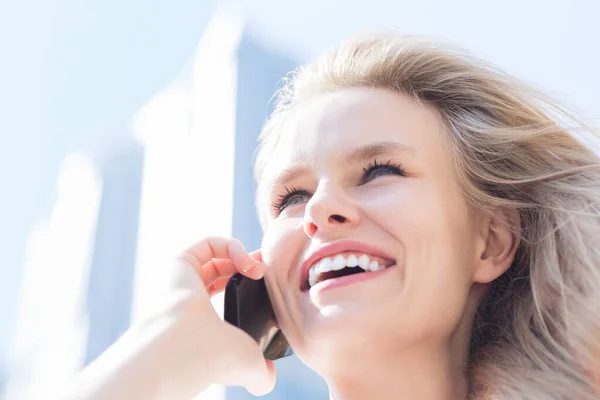 Glücklich Lächelnde Junge Geschäftsfrau Die Auf Einem Mobiltelefon Mit Städtischen — Stockfoto