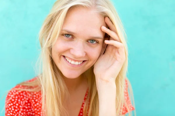 Mooie Jonge Blonde Vrouw Met Verbazingwekkende Blauwe Ogen Glimlachen Kijken — Stockfoto