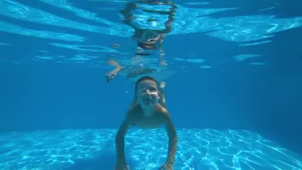 Een Kind Duiken Het Zwembad — Stockvideo
