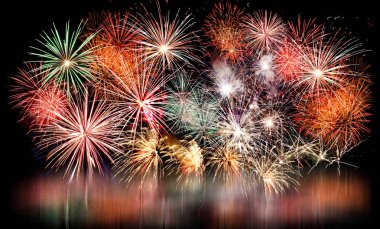 Waterfront ile gece gökyüzü üzerinde büyük havai fişek 