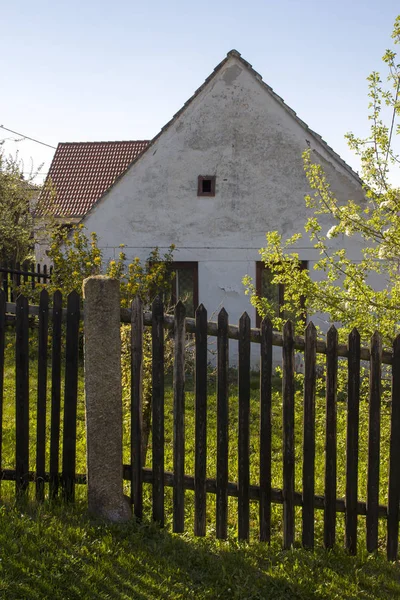 Lente landelijk landschap in dorp — Stockfoto