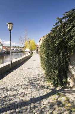 Trebic şehrinin kalbinde Yahudi mahallesinde dar sokak