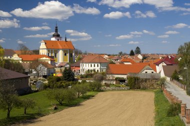 Geleneksel eski kırsal ev ile Bahar manzara
