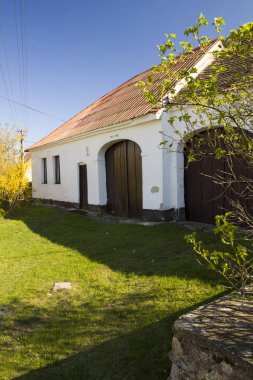 Geleneksel eski kırsal ev ile Bahar manzara