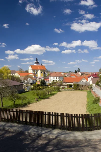 Wiosna krajobraz z tradycyjnym starym wiejskim domu — Zdjęcie stockowe