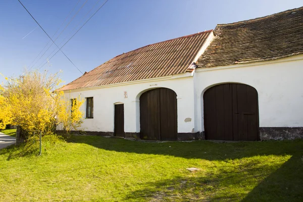 Paesaggio primaverile con tradizionale vecchia casa rurale — Foto Stock