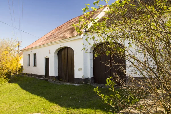 Geleneksel eski kırsal ev ile Bahar manzara