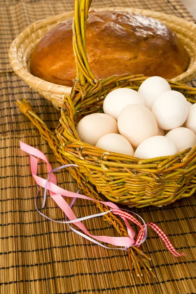 Huevos blancos tradicionales de Pascua en la cesta —  Fotos de Stock