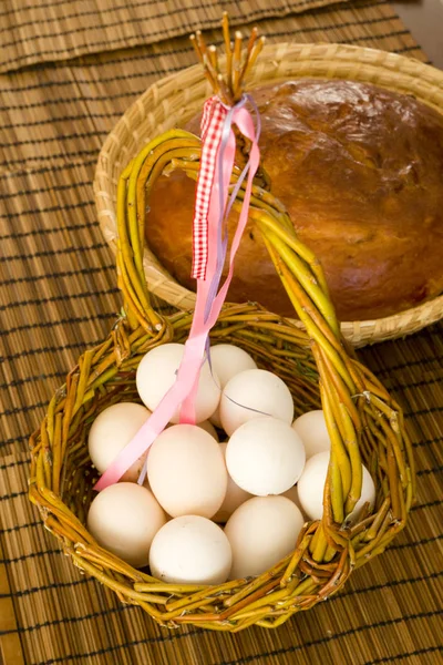 Hagyományos fehér húsvéti tojások a kosárban — Stock Fotó