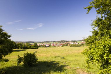 Mavi gökyüzü ile beatiful bahar kırsal manzara 